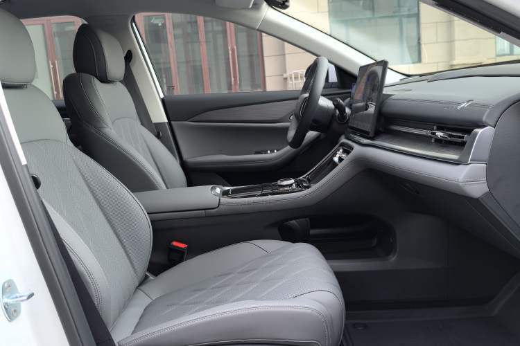 Used Geely Galaxy A7 2025 Model EM-i 70km Luxury Edition Interior 6
