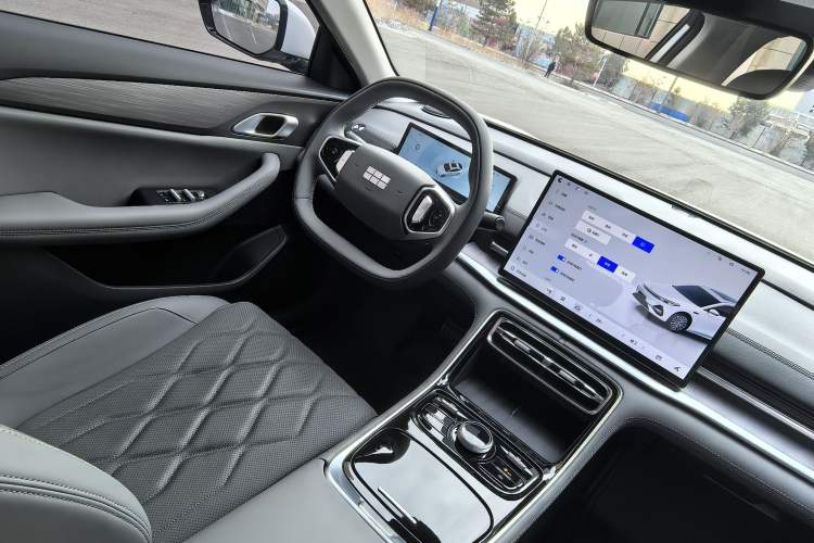 Used Geely Galaxy A7 2025 Model EM-i 70km Luxury Edition Interior 8