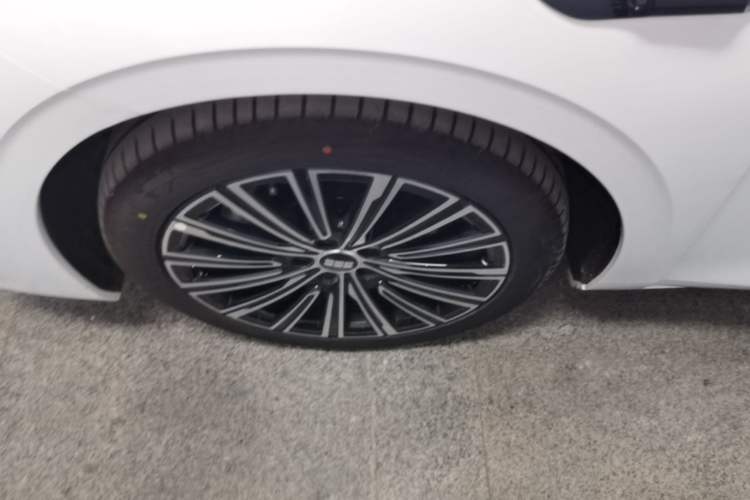 Used Geely Galaxy A7 2025 Model EM-i 150km Starship Edition Left Front Wheel Hub