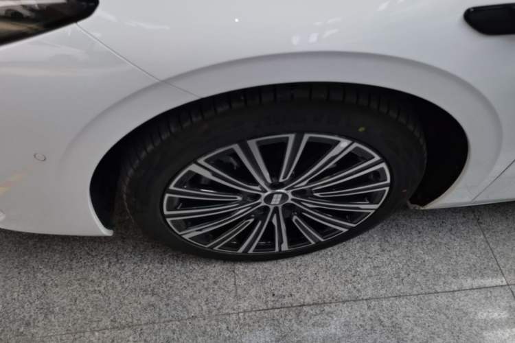 Used Geely Galaxy A7 2025 Model EM-i 150km Starship Edition Left Front Wheel Hub