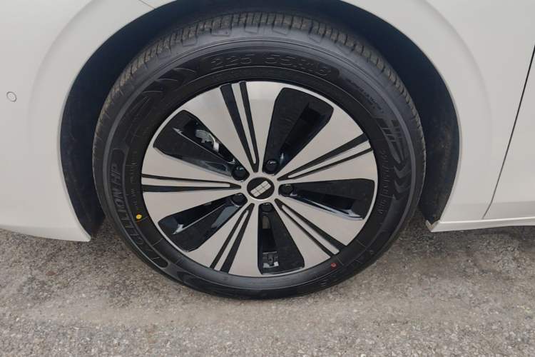 Used Geely Galaxy A7 2025 Model EM-i 150km Exploration+ Edition Left Front Wheel Hub