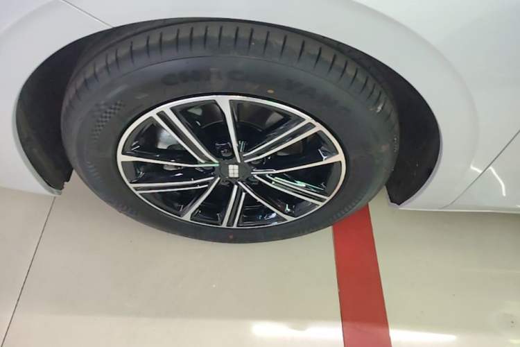 Used Geely Galaxy A7 2025 Model EM-i 70km Launch Edition Left Front Wheel Hub