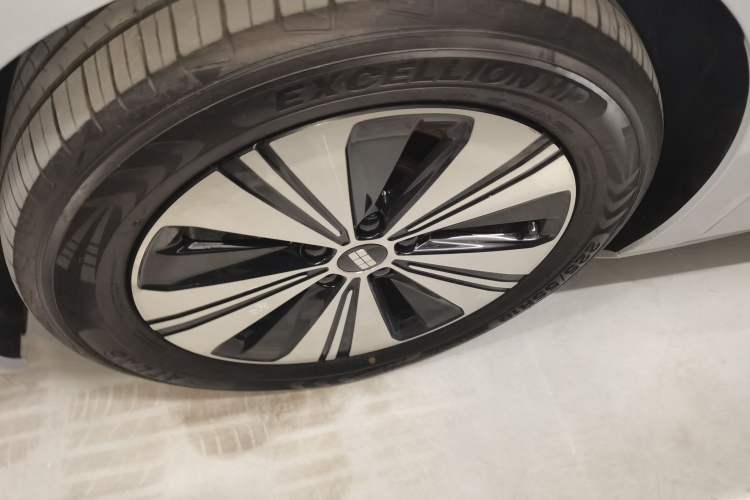 Used Geely Galaxy A7 2025 Model EM-i 150km Exploration+ Edition Left Front Wheel Hub