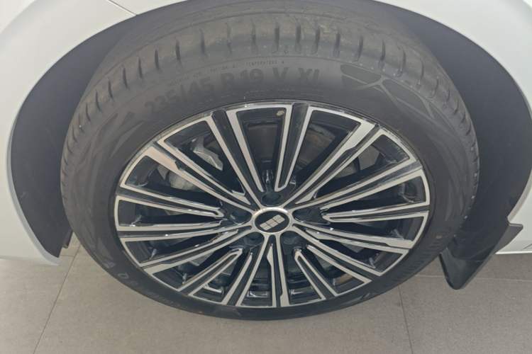 Used Geely Galaxy A7 2025 Model EM-i 150km Starship Edition Left Front Wheel Hub