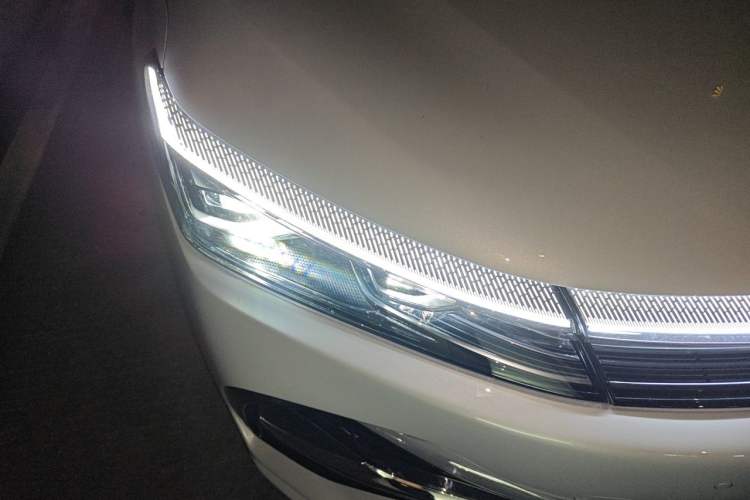 Used Geely Galaxy A7 2025 Model EM-i 150km Long-Distance Edition Right Front Headlight