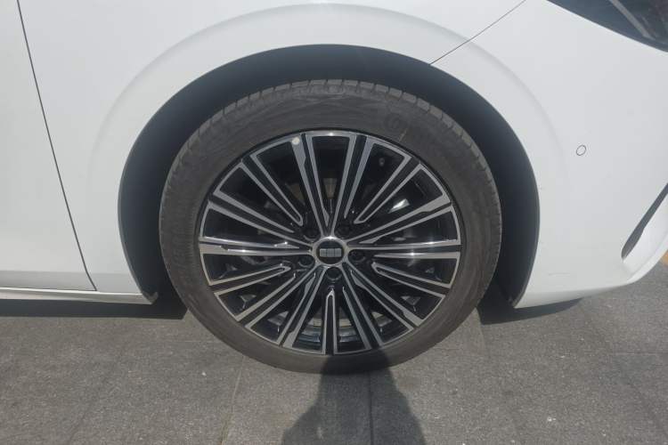 Used Geely Galaxy A7 2025 Model EM-i 150km Starship Edition Right Front Wheel Hub