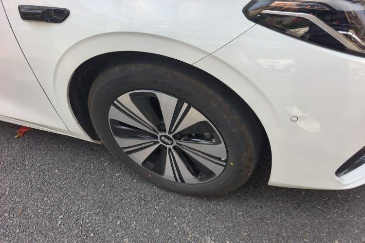 Used Geely Galaxy A7 2025 Model EM-i 150km Exploration+ Edition Right Front Wheel Hub