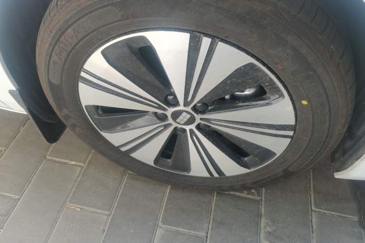 Used Geely Galaxy A7 2025 Model EM-i 150km Prestige Edition Right Front Wheel Hub