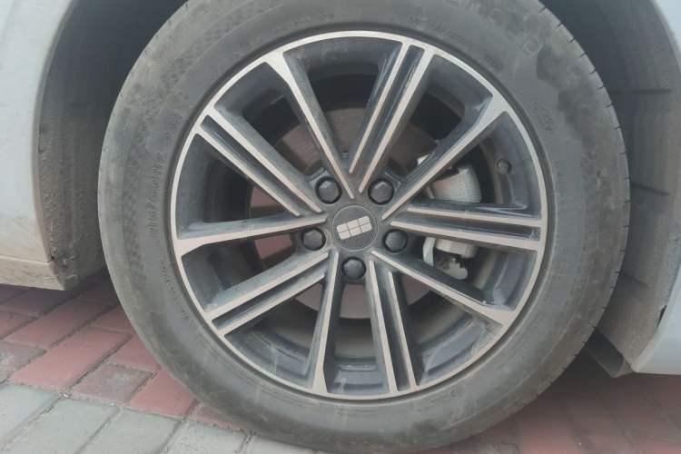 Used Geely Galaxy A7 2025 Model EM-i 70km Luxury Edition Right Front Wheel Hub