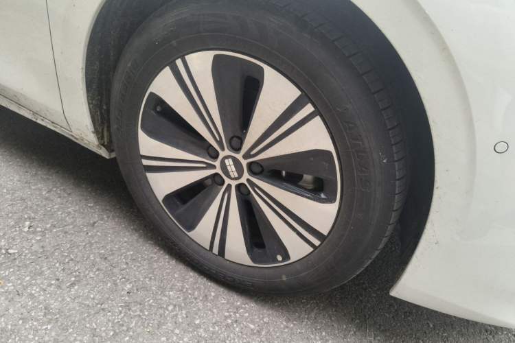 Used Geely Galaxy A7 2025 Model EM-i 150km Exploration+ Edition Right Front Wheel Hub