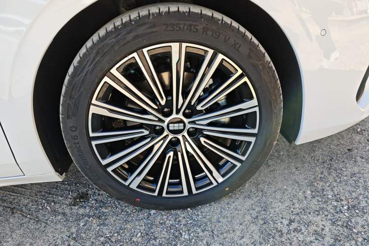 Used Geely Galaxy A7 2025 Model EM-i 150km Starship Edition Right Front Wheel Hub