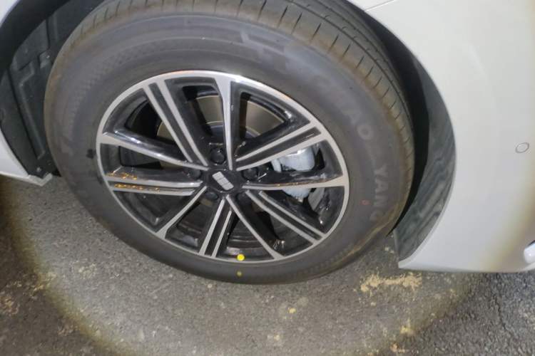 Used Geely Galaxy A7 2025 Model EM-i 70km Exploration Edition Right Front Wheel Hub