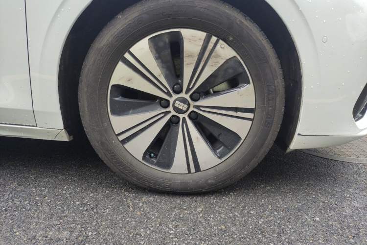 Used Geely Galaxy A7 2025 Model EM-i 150km Exploration+ Edition Right Front Wheel Hub