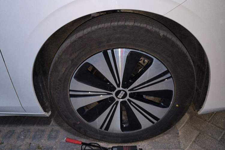 Used Geely Galaxy A7 2025 Model EM-i 150km Long-Distance Edition Right Front Wheel Hub