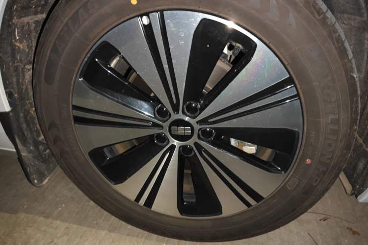 Used Geely Galaxy A7 2025 Model EM-i 150km Long-Distance Edition Right Front Wheel Hub