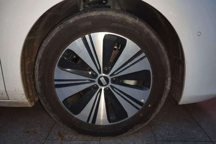 Used Geely Galaxy A7 2025 Model EM-i 150km Exploration+ Edition Right Front Wheel Hub