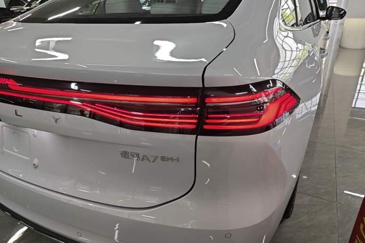 Used Geely Galaxy A7 2025 Model EM-i 150km Starship Edition Right Rear Taillight