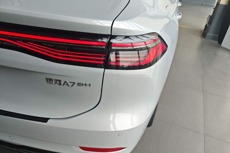 Used Geely Galaxy A7 2025 Model EM-i 150km Starship Edition Right Rear Taillight