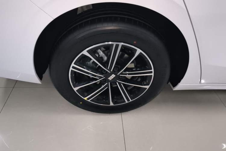 Used Geely Galaxy A7 2025 Model EM-i 70km Luxury Edition Right Rear Wheel Hub