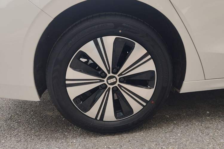 Used Geely Galaxy A7 2025 Model EM-i 150km Exploration+ Edition Right Rear Wheel Hub
