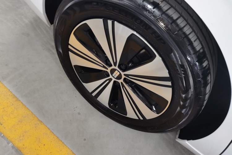 Used Geely Galaxy A7 2025 Model EM-i 150km Long-Distance Edition Right Rear Wheel Hub