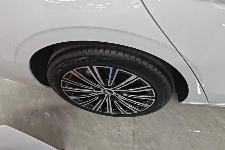 Used Geely Galaxy A7 2025 Model EM-i 150km Starship Edition Right Rear Wheel Hub