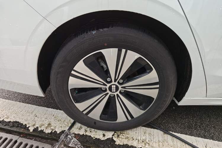Used Geely Galaxy A7 2025 Model EM-i 150km Long-Distance Edition Right Rear Wheel Hub