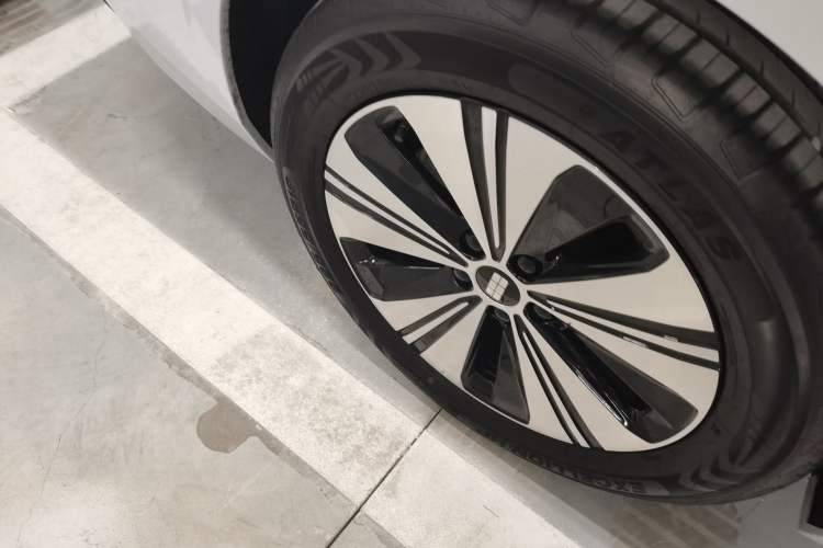 Used Geely Galaxy A7 2025 Model EM-i 150km Exploration+ Edition Right Rear Wheel Hub