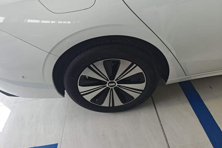 Used Geely Galaxy A7 2025 Model EM-i 150km Long-Distance Edition Right Rear Wheel Hub