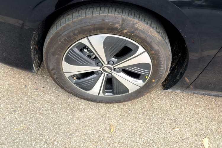 Used Geely Galaxy A7 2026 Model EV 550km Premium Edition Left Front Wheel Hub