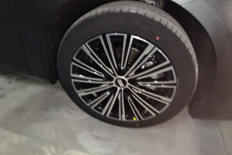 Used Geely Galaxy A7 2026 Model EM-i 235 km Starship Edition Right Front Wheel Hub