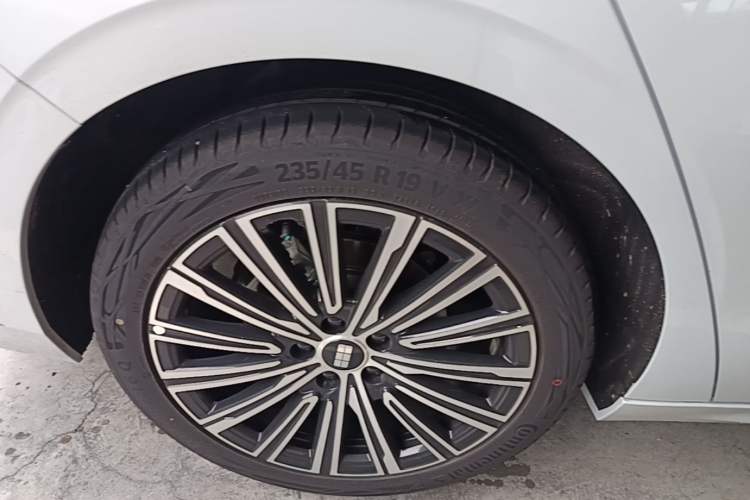 Used Geely Galaxy A7 2026 Model EM-i 235 km Starship Edition Right Rear Wheel Hub