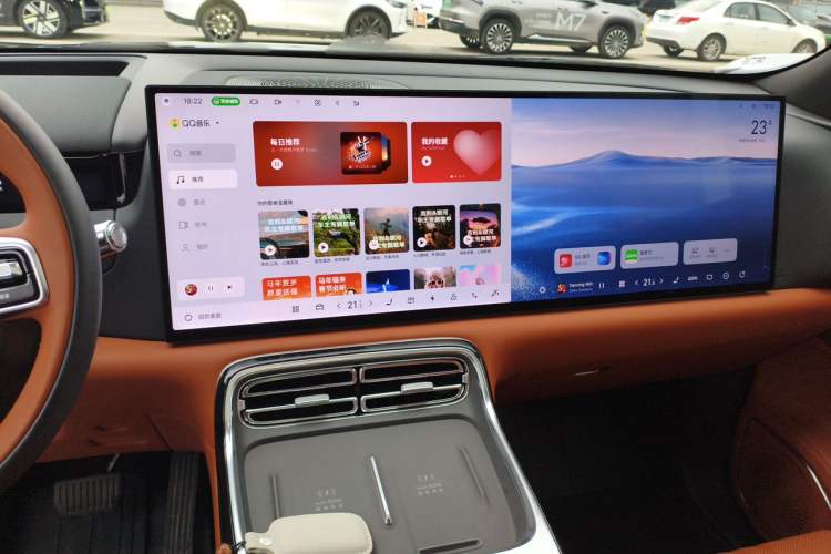 Used Geely Galaxy M9 2025 Model 210km Four-Wheel-Drive Leading Edition Audio And AC Panel