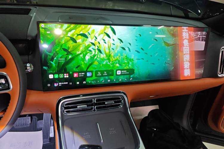 Used Geely Galaxy M9 2025 Model 210km Four-Wheel-Drive Leading Edition Audio And AC Panel