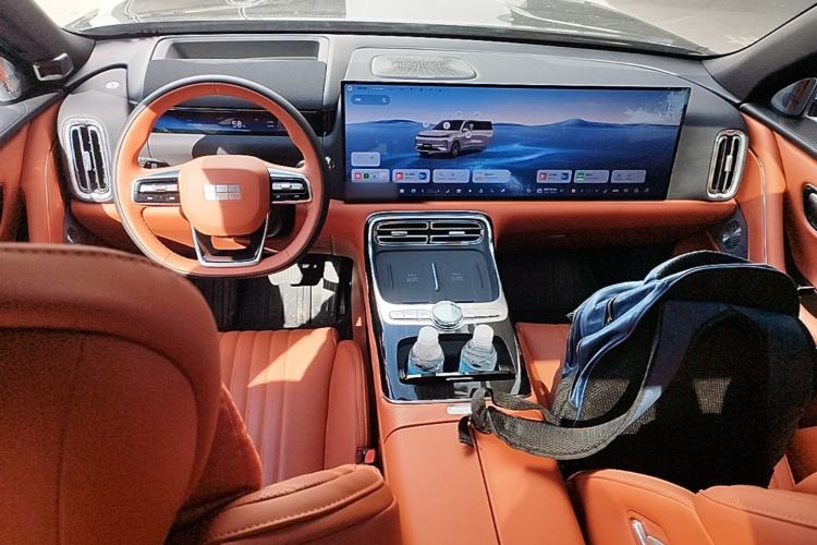 Used Geely Galaxy M9 2025 Model 210km Four-Wheel-Drive Leading Edition Center Console