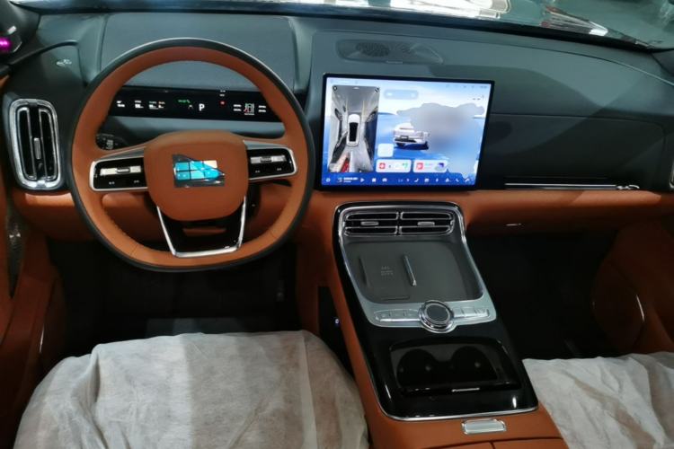 Used Geely Galaxy M9 2025 Model 100km Two-Wheel-Drive Smart Navigation Edition Center Console