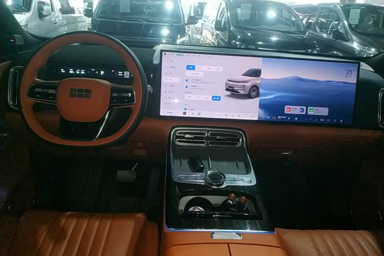 Used Geely Galaxy M9 2025 Model 210km Four-Wheel-Drive Leading Edition Center Console