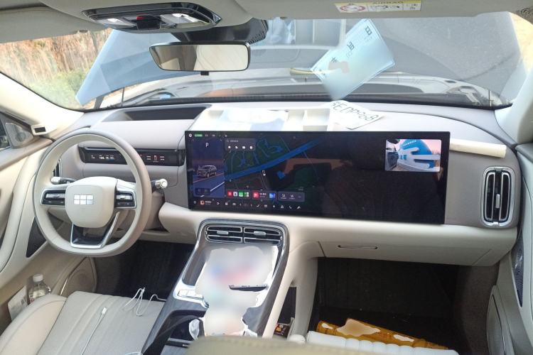Used Geely Galaxy M9 2025 Model 230km Two-Wheel-Drive Exploration Edition Center Console