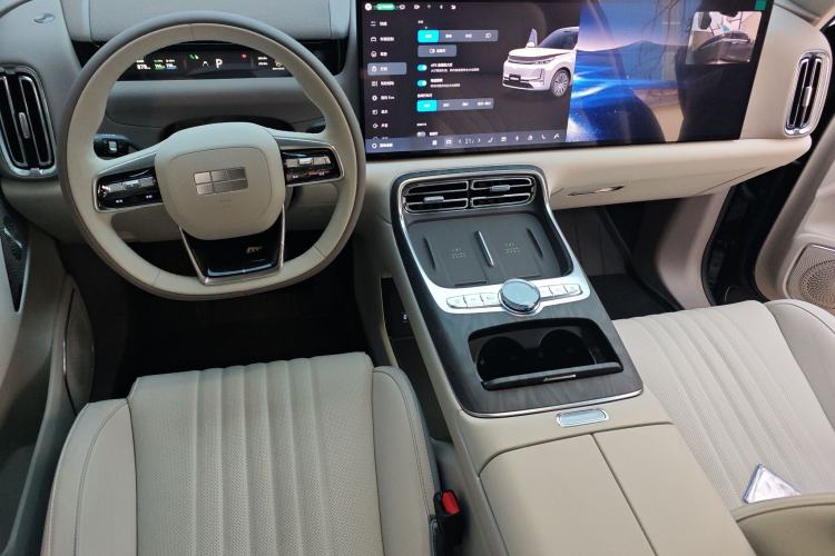 Used Geely Galaxy M9 2025 Model 210km Four-Wheel-Drive Leading Edition Center Console