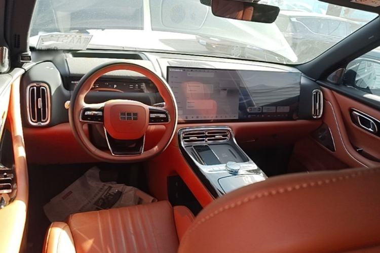 Used Geely Galaxy M9 2025 Model 210km Four-Wheel-Drive Leading Edition Center Console