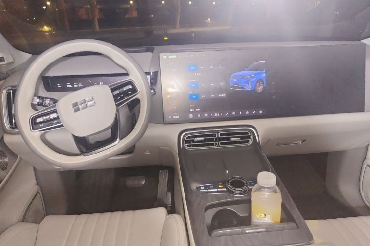 Used Geely Galaxy M9 2025 Model 230km Two-Wheel-Drive Long-Distance Edition Center Console