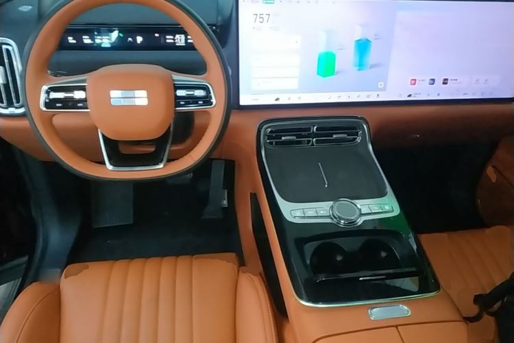 Used Geely Galaxy M9 2025 Model 210km Four-Wheel-Drive Leading Edition Center Console