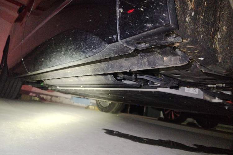 Used Geely Galaxy M9 2025 Model 210km Four-Wheel-Drive Leading Edition Chassis Front Right