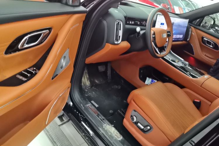 Used Geely Galaxy M9 2025 Model 210km Four-Wheel-Drive Leading Edition Driver Seat