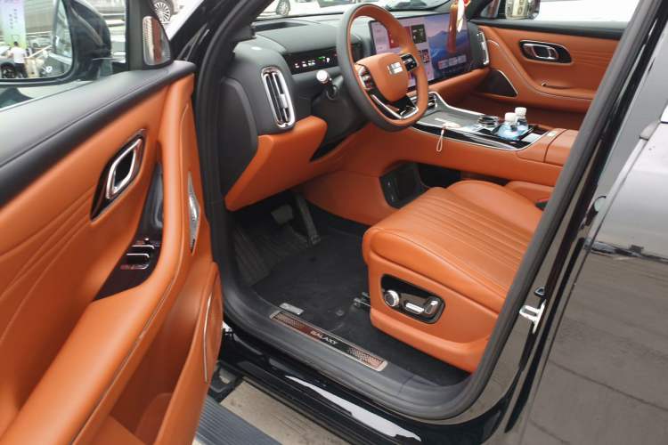 Used Geely Galaxy M9 2025 Model 210km Four-Wheel-Drive Leading Edition Driver Seat