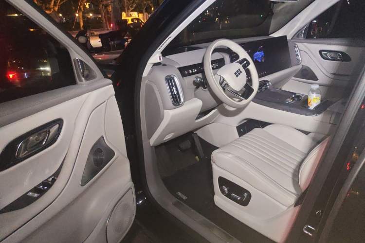 Used Geely Galaxy M9 2025 Model 230km Two-Wheel-Drive Long-Distance Edition Driver Seat