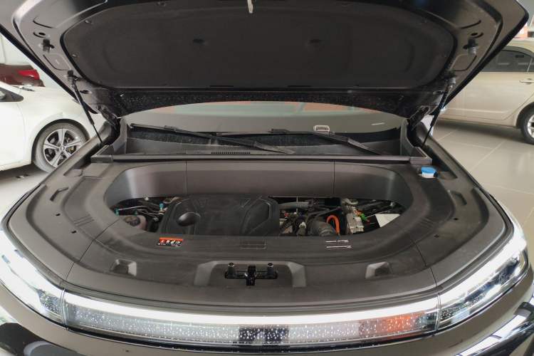 Used Geely Galaxy M9 2025 Model 210km Four-Wheel-Drive Leading Edition Engine Bay