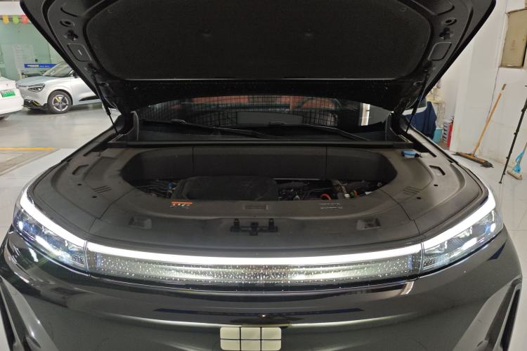 Used Geely Galaxy M9 2025 Model 210km Four-Wheel-Drive Leading Edition Engine Bay