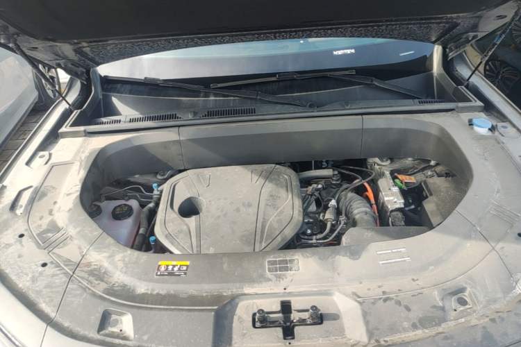 Used Geely Galaxy M9 2025 Model 210km Four-Wheel-Drive Leading Edition Engine Bay