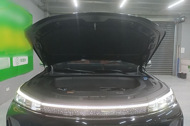 Used Geely Galaxy M9 2025 Model 210km Four-Wheel-Drive Leading Edition Engine Bay